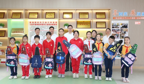 上杭县领导看望慰问少年儿童